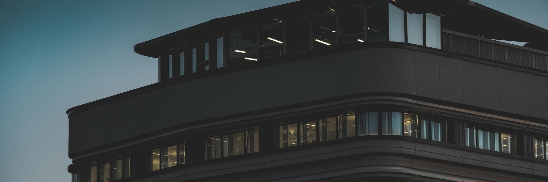 Kolleger arbejder sammen omkring et bord